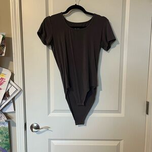 4 short Sleeve Bodysuits